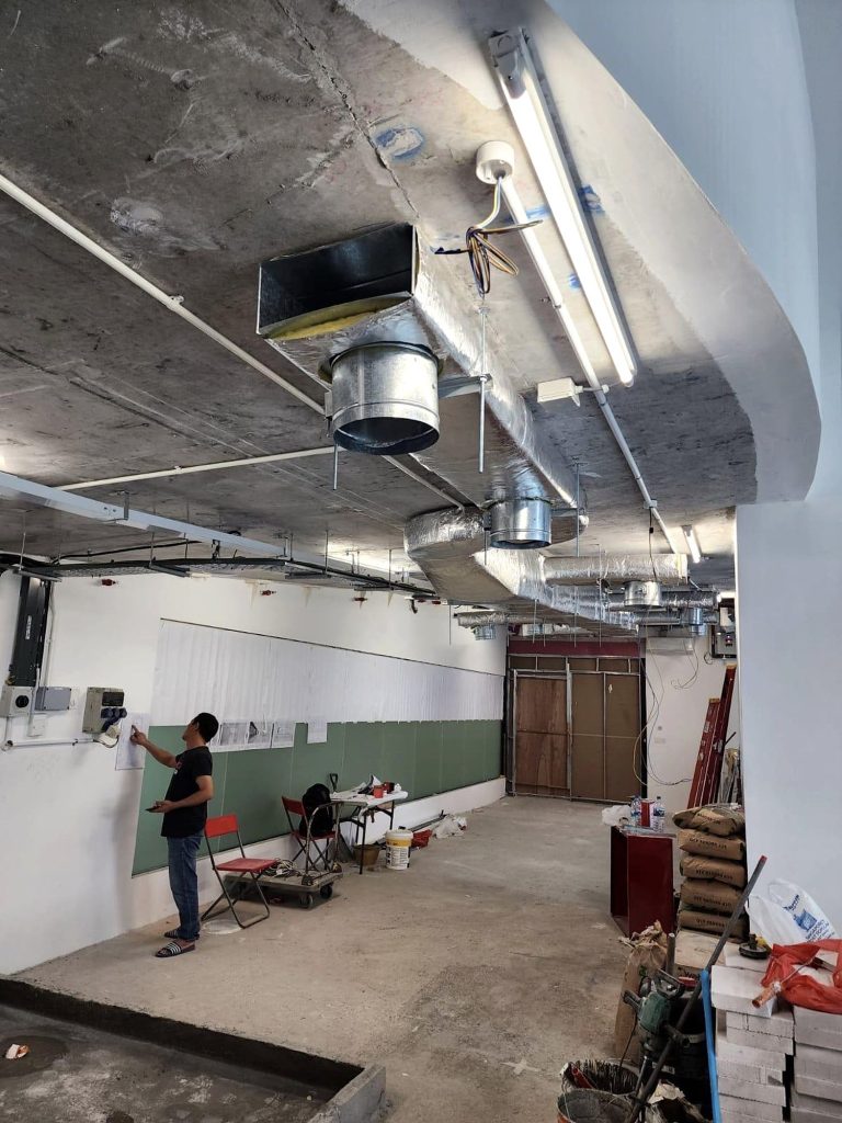Spiral duct and plenum box in a retail unit ceiling